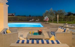 Bazén v ubytování Villa Kanco by Villas Guide nebo v jeho okolí + 8 fotografií