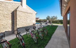 Jízda na kole v ubytování Villa Kanco by Villas Guide nebo okolí