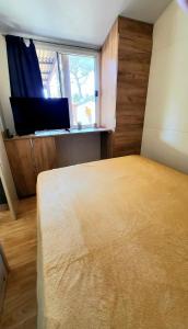 Ένα ή περισσότερα κρεβάτια σε δωμάτιο στο Stone Haven Mobile Home - Senj