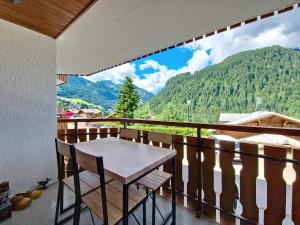 シャテルにあるToison Blanche TBA3 COSY & Mountain 4 Persの眺めの良いバルコニーにテーブルと椅子が置かれている +13枚の写真