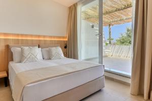 Postel nebo postele na pokoji v ubytování Cala Lupo Resort