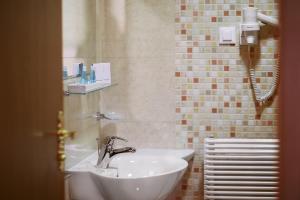 ein Badezimmer mit Waschbecken und Dusche in der Unterkunft Hotel Venko in Dobrovo
