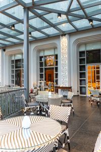 eine Terrasse mit Tischen und Stühlen auf einem Gebäude in der Unterkunft Taj Deccan in Hyderabad