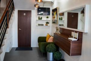 Телевизор и/или развлекательный центр в OYO 1168 Gimaca Boutique Hotel & Cafe