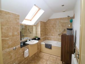 Koupelna v ubytování 25 Ring of Kerry Golf Club Cottages + 45 fotografií