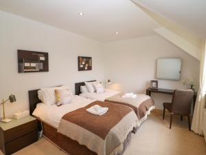 Postel nebo postele na pokoji v ubytování 25 Ring of Kerry Golf Club Cottages