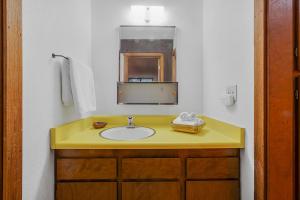 Bilik mandi di Cozy Condo with Fireplace - Tamarack 3