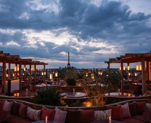 巴黎Hotel SAX Paris, LXR Hotels & Resorts的一间享有艾菲尔铁塔景色的餐厅