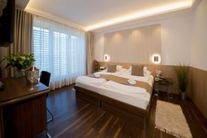 弗雷斯塔帕若德霍斯特Hotel Bartoš的带一张大床和一扇窗户的卧室 更多37张照片