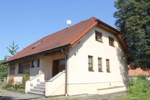 a small white house with a red roof at "Campingplatz Altjessen 57" in Pirna