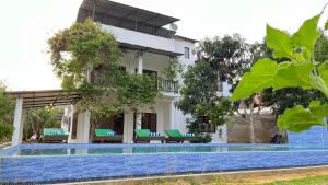 蒂瑟默哈拉默Wind Haven Yala的一栋前面有游泳池的房子