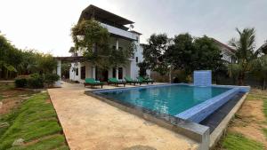 una piscina frente a una casa en Wind Haven Yala, en Tissamaharama