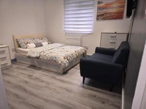 een slaapkamer met een bed en een stoel bij Coniston House in Freston