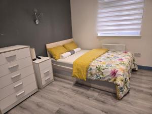 een kleine slaapkamer met een bed en een dressoir bij Coniston House in Freston