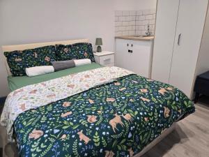 een slaapkamer met een bed met een groen dekbed bij Coniston House in Freston