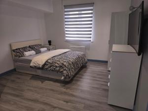 een slaapkamer met een bed en een raam bij Coniston House in Freston