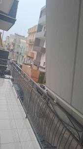 Family home في أندريا: صف من المقاعد على جانب المبنى