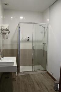 une salle de bain avec douche et lavabo dans l'établissement Cagaréus, à Aveiro