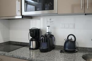 un comptoir de cuisine avec une cafetière et un mixeur dans l'établissement Cagaréus, à Aveiro