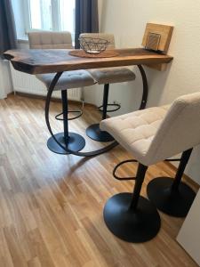 a table and a chair in a room at Ferienwohnung am Altmarkt, für bis zu 4 Personen, 55qm in Cottbus +2 photos