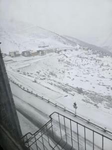 una persona in piedi sul ciglio di una strada nella neve di Armazan156 studio a Saint-Lary-Soulan