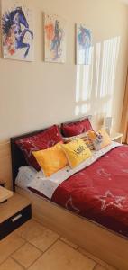 Giường trong phòng chung tại Apartament Vallarta
