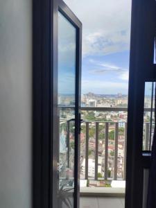 una finestra con vista sulla città di 1 BR, Horizon 101, Capitol Site, Cebu City a Cebu City