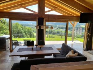 un soggiorno con un divano e un tavolo di Almtalblick a Pettenbach