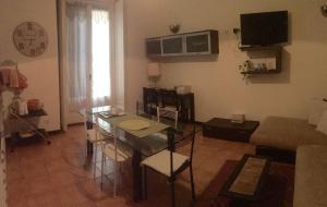 un salon avec une table en verre et un canapé dans l'établissement Dimora Storica, à Milan