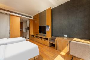 TV a/nebo společenská místnost v ubytování Snug Gaokong Jiangjing Hotel