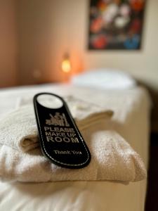 a remote control sitting on top of a bed at Hotel restaurant De Roode Leeuw in Terborg