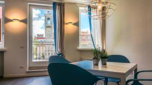 a dining room with a table and chairs and a window at Porto Vecchio Appartamenti in Lazise