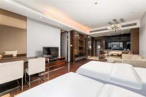 TV a/nebo společenská místnost v ubytování Snug Gaokong Jiangjing Hotel