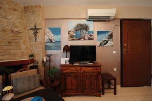 Televiisor ja/või meelelahutuskeskus majutusasutuses Appartment with view (Σπίτι με θέα)