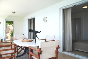 Habitación con mesa, sillas y cámara. en Linamare, en Kiveri