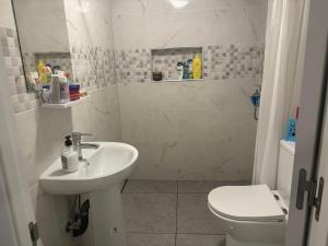 ein Badezimmer mit Waschbecken und Toilette in der Unterkunft Casablanca in Benicarló