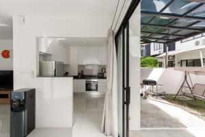 Η κουζίνα ή μικρή κουζίνα στο Welcoming 3bdr Townhouse Laguna Park