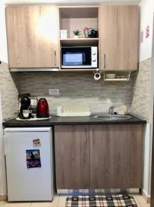 een kleine keuken met een spoelbak en een magnetron bij Room Blue Moon Split in Split