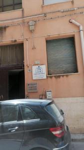 un coche aparcado frente a un edificio con ventana en Casa Santiago 2, en Gela