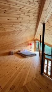 Un dormitorio en una cabaña de troncos con una cama dentro. en IparAlto, 