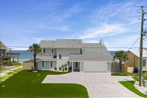 una casa con entrada para autos frente al mar en Beachside Paradise - Beautiful Remodeled home, en Ponte Vedra Beach