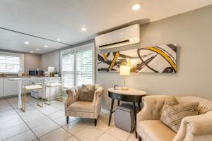 een woonkamer met een bank en een eetkamer bij 2 Mi to Dtwn Pensacola Dog-Friendly Apartment in Pensacola