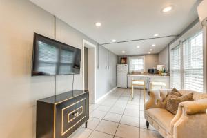 een woonkamer met een bank en een flatscreen-tv bij 2 Mi to Dtwn Pensacola Dog-Friendly Apartment in Pensacola
