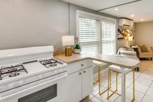 een keuken met een fornuis en een aanrechtblad bij 2 Mi to Dtwn Pensacola Dog-Friendly Apartment in Pensacola +16 foto's