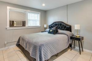 een slaapkamer met een groot bed en een raam bij 2 Mi to Dtwn Pensacola Dog-Friendly Apartment in Pensacola
