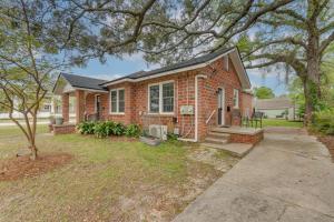 een stenen huis met een veranda en een boom bij 2 Mi to Dtwn Pensacola Dog-Friendly Apartment in Pensacola
