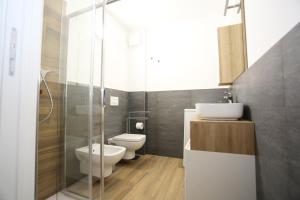 Casa BEA 2 في كاستوني ديلا بريسولانا: حمام مع مرحاض ومغسلة