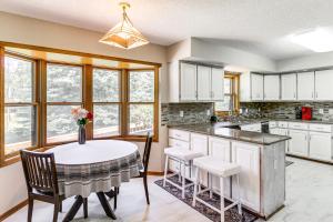 Η κουζίνα ή μικρή κουζίνα στο Hot Tub and 2 Recreation Rooms Spacious Onamia Home