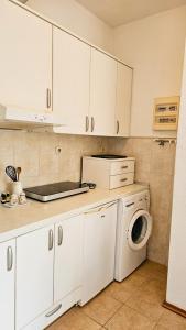 Nhà bếp/bếp nhỏ tại One-Bedroom Apartment, 10min from the City Center +4 ảnh