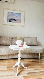 Khu vực ghế ngồi tại One-Bedroom Apartment, 10min from the City Center